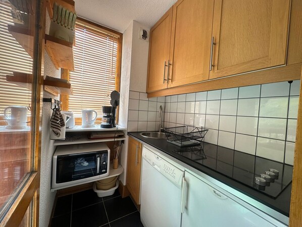 Fridge, dishwasher, coffee/tea maker, toaster