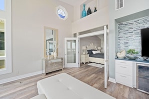 6 bedrooms, desk, iron/ironing board, free WiFi
