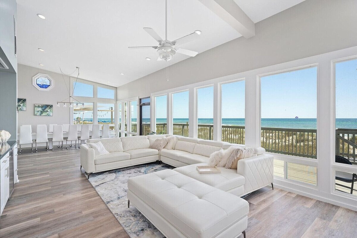 Beachfront Bliss: Spacious Deck, Grill & Unmatched Gulf Views!