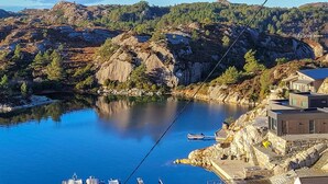 Un puerto deportivo con barcos amarrados, un muelle y un edificio de diseño moderno.