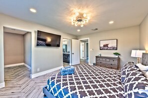 7 bedrooms, iron/ironing board, free WiFi, bed sheets - 777Rentals - 7BR/4.5BA - Southwest Ranch (Las Vegas)