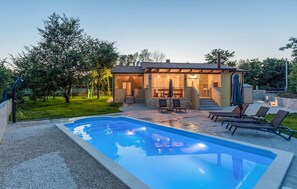 حمّام سباحة مُدفَّأ