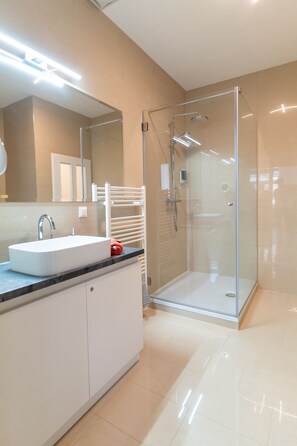 Superior Apartment | Bathroom | Shower, rainfall showerhead, hair dryer, towels