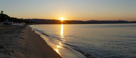 Plage, chaises longues