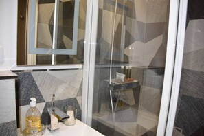 Dusj, hårføner og håndklær