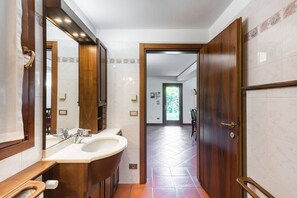 Dusche, kostenlose Toilettenartikel, Haartrockner, Bidet