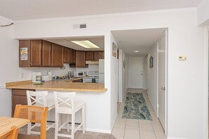 Refrigerador, microondas, lavavajillas y cafetera y tetera 