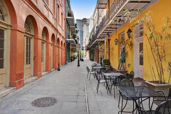 Outdoor dining - Victorian Central City Apt | Near St Charles Ave (New Orleans)