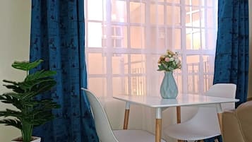 Apartamento elite | Área de estar | Smart TV 24 polegadas com canais via satélite