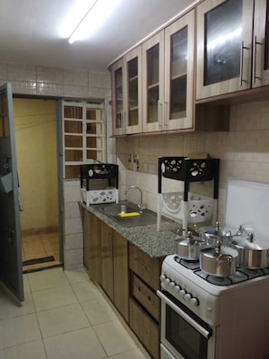 Appartement Affaires | Cuisine privée | Réfrigérateur, four à micro-ondes, vaisselle et ustensiles