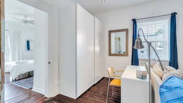 1 sovrum, skrivbord, strykjärn/strykbräda och gratis wi-fi