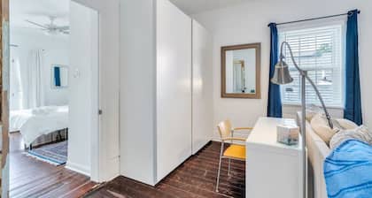 Irish Channel Apt w/ Balcony | Walk to Magazine St