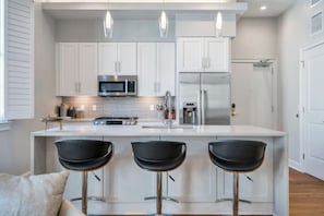 Réfrigérateur, four à micro-ondes, un four, surface de cuisson