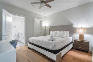 Skrivebord, strykejern/-brett, wi-fi (inkludert) og sengetøy