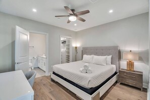 Escritorio, tabla de planchar con plancha, wifi gratis y ropa de cama