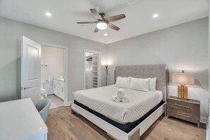 2 bedrooms, desk, iron/ironing board, free WiFi - Apt on St Charles Ave | Streetcars, Parking, Pool! (New Orleans)