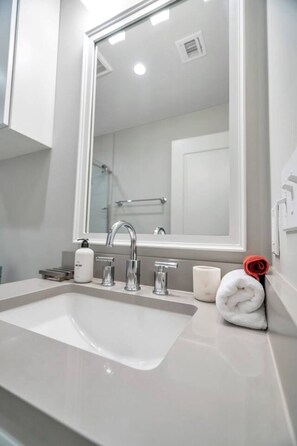 Secador de pelo y toallas