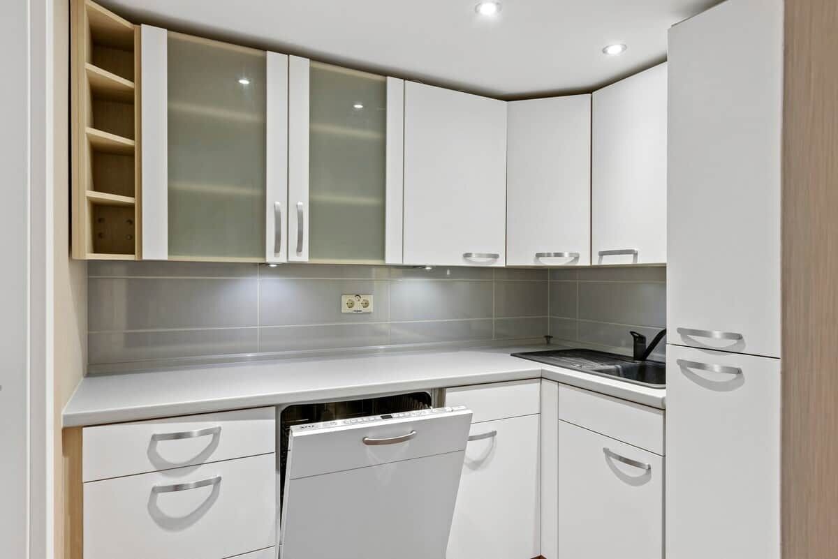 Kühlschrank, Mikrowelle, Herdplatte, Geschirrspüler