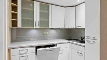 Kühlschrank, Mikrowelle, Herdplatte, Geschirrspüler