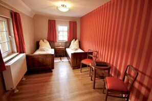 5 bedrooms - Gemütliches Landhaus für Gruppen bis 10 P - mit Kamin & Großem Garten (Kaiserpfalz Memleben)