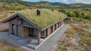 A modern wooden house with a grass roof, a deck, and a gravel driveway. - 3 bedroom nice home in Vøringsfoss (Vøringsfoss)