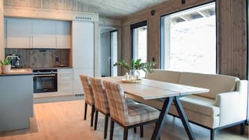 Jääkaappi, uuni, liesi, astianpesukone