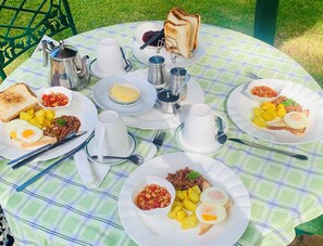 Sudah termasuk sarapan ala Inggris setiap hari