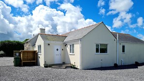 Exterior - Rural Cottage, Log Burner, Sky, 60 inch TV ,Early check in and large gardens (llangefni)