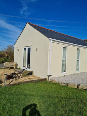 Property grounds - Rural Cottage, Log Burner, Sky, 60 inch TV ,Early check in and large gardens (llangefni)