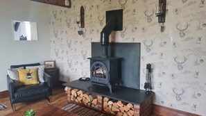 Interior - Rural Cottage, Log Burner, Sky, 60 inch TV ,Early check in and large gardens (llangefni)