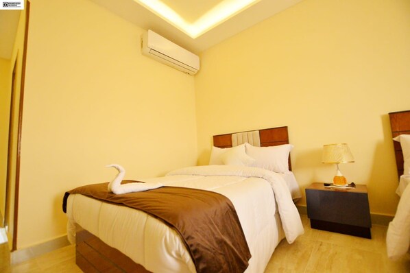 Habitación Confort con 1 cama matrimonial o 2 individuales, 1 habitaci�ón, para fumadores | Decoración personalizada, muebles diferentes y escritorio 