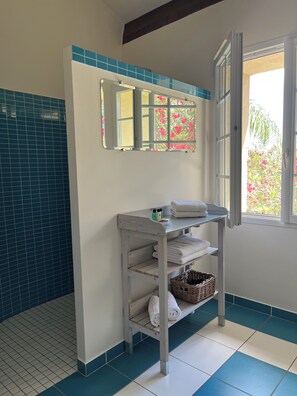 Suite Design (Fer Servadou) | Bagno | Soffione a pioggia, asciugacapelli, asciugamani, sapone