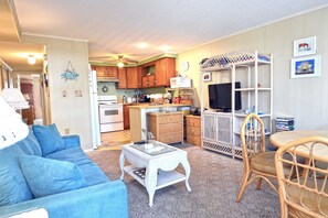 TV - Ocean Block One Bedroom condo, less than half a block away from the beach! (Ocean City)