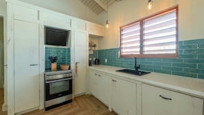 Frigorifero, forno, piano cottura, lavastoviglie