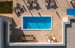 A heated pool - Beach front home in Babici (Babici)