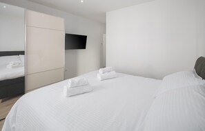 4 bedrooms, free WiFi, bed sheets - Beach front home in Babici (Babici)