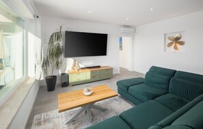 Televisión, chimenea y tenis de mesa 