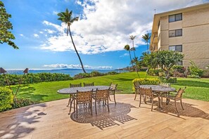 Outdoor dining - Top Floor Condo- Ocean Views w Pool Steps to Beach (Wailuku)