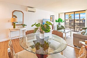 TV - Top Floor Condo- Ocean Views w Pool Steps to Beach (Wailuku)