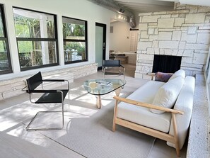 スマートテレビ、暖炉、書庫