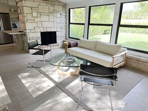 Smart TV, fireplace, books - Coconut Grove Mid-Century Jungle Oasis (Miami)