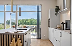 Kjøleskap, kokeplater, oppvaskmaskin og kaffetrakter/tekoker