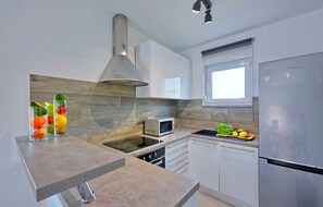 Frigorífico, horno, lavavajillas y cafetera o tetera