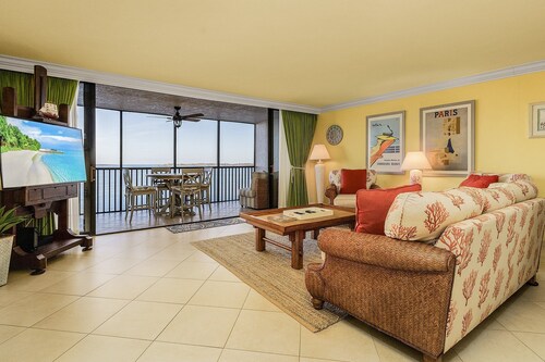 Beach front 1b/1b condo.  Amazing Sunsets and Resort Amenities
