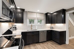 Kylskåp, mikrovågsugn, ugn och spishäll