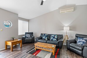 Téléviseur, jeux vidéo, livres