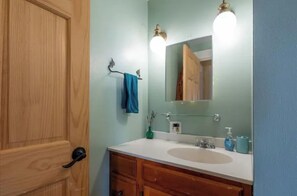 Bathroom - Family friendly riverside farmhouse, 5 min drive to great Damariscotta dining (Newcastle)