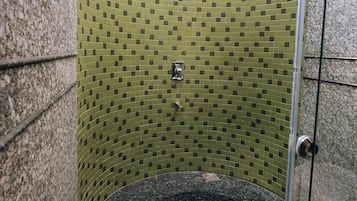 Deluxe bungalow, 2 slaapkamers | Badkamer | Een regendouche, gratis toiletartikelen, zeep, shampoo