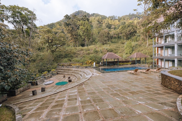 Una piscina al aire libre