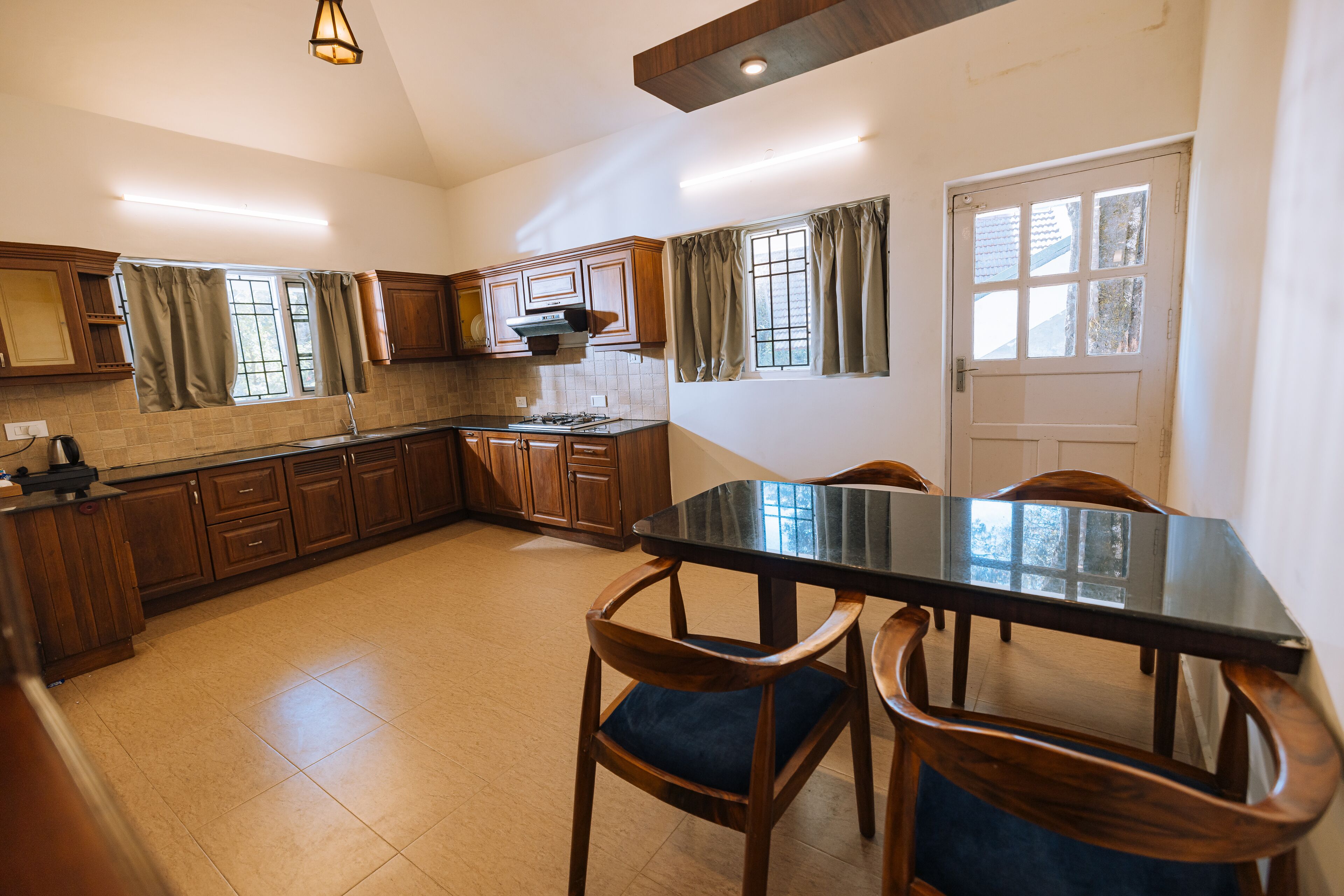 Una cocina con armarios de madera, una mesa de comedor y sillas.